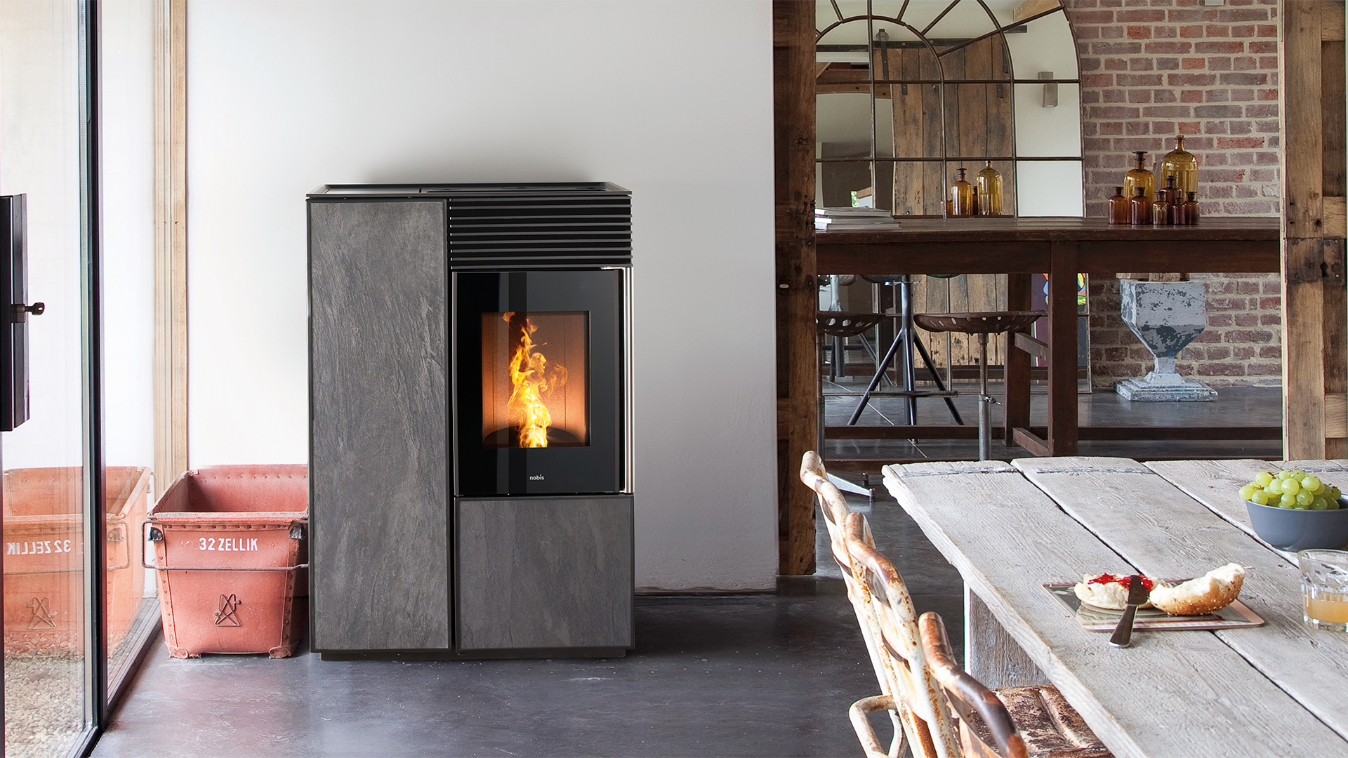Stufa a pellet a convezione naturale, ventilazione frontale e doppia canalizzazione diametro 60 con scarico superiore, posteriore o laterale.