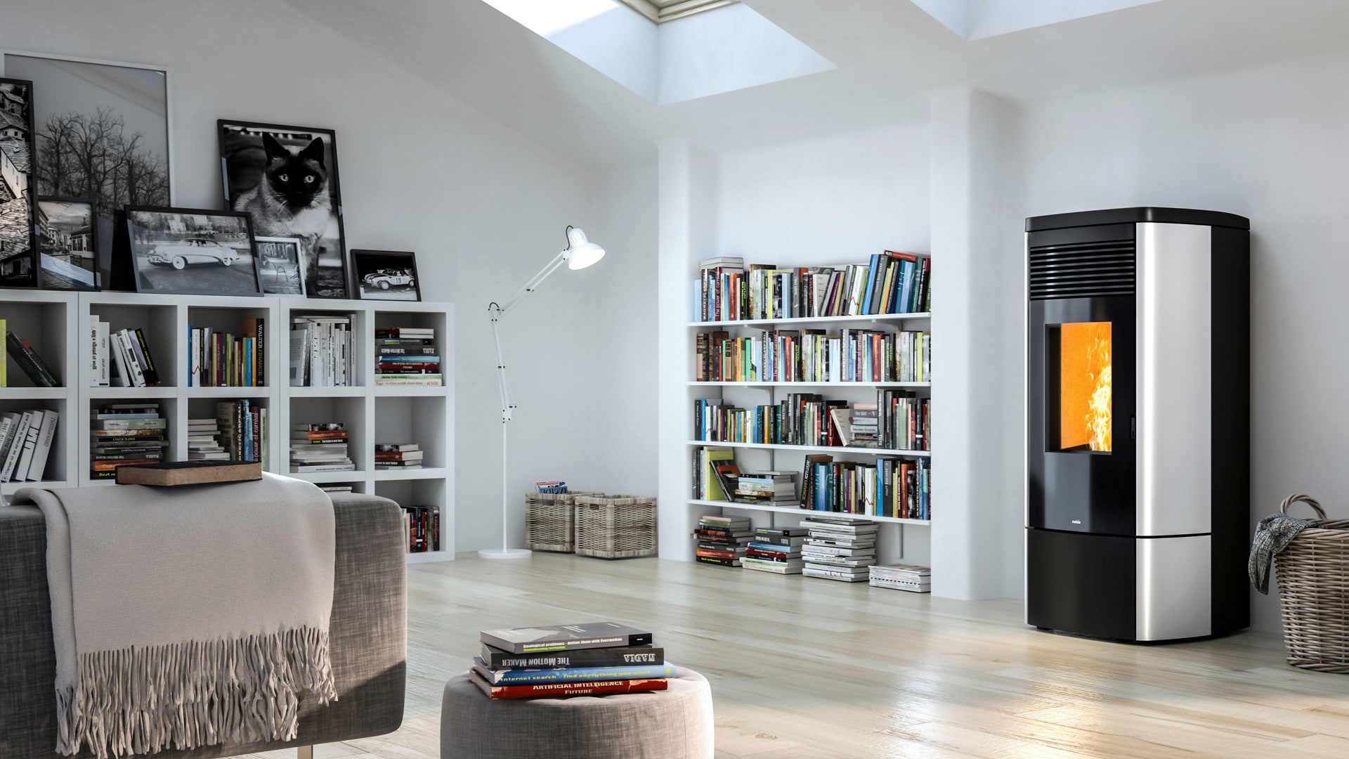 Stufa a pellet a convezione naturale, ventilazione frontale con potente ventilatore tangenziale e due canalizzazioni diametro 60 (opzionale).