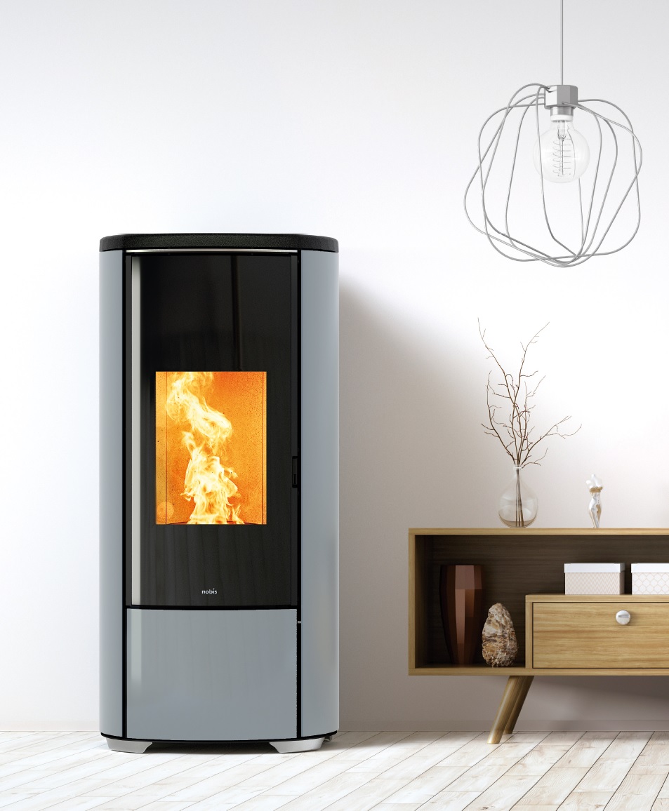 Termostufa a pellet con ventilazione frontale.