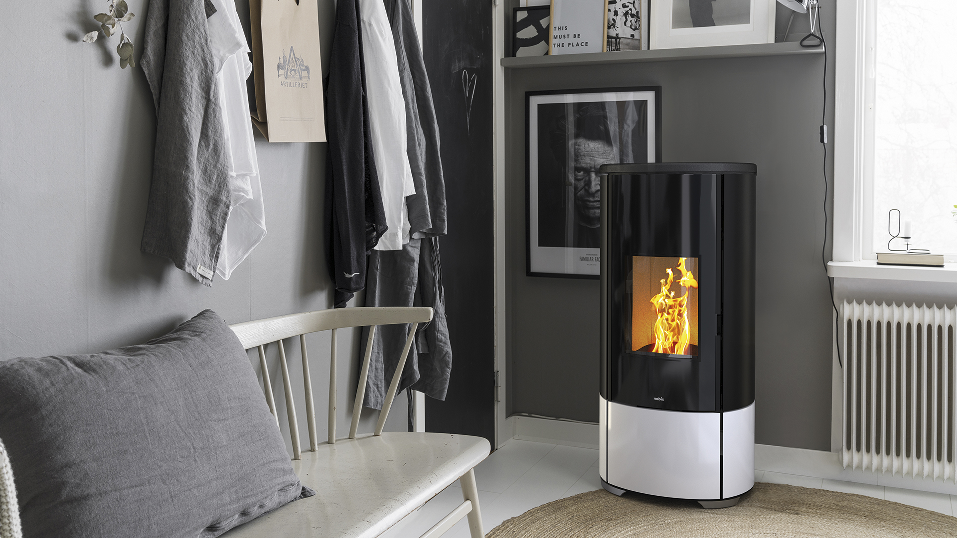 Termostufa a pellet con ventilazione frontale.